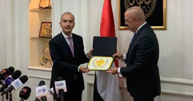وزير الإسكان يتسلم الجائزة