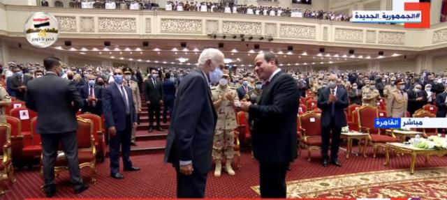 السيسي يرحب بالفريق عبد ربه حافظ أحد أبطال نصر أكتوبر