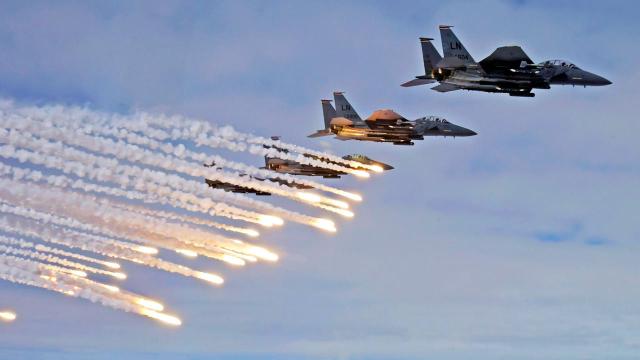 صورة  لطيران التحالف لضرب ثكنات حوثية إرهابية باليمن