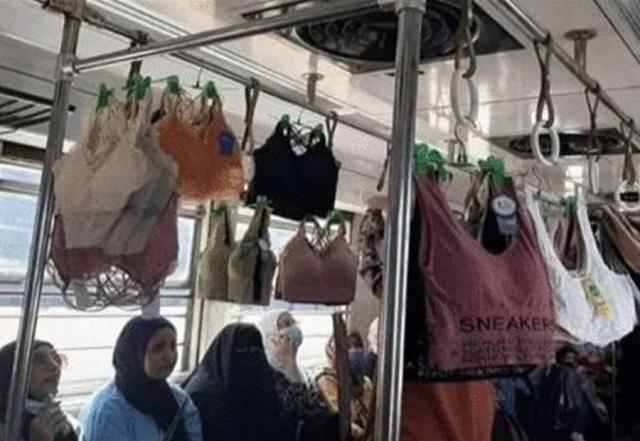 القبض على بائعة الملابس الداخلية في مترو الأنفاق .. ”علقتهم وسط الركاب”