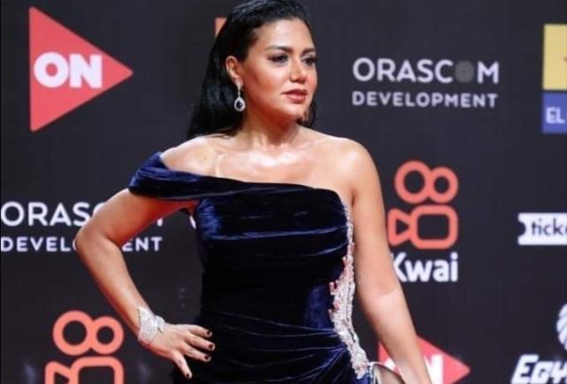 رانيا يوسف تظهر بفستان مفتوح خلال مهرجان الجونة السينمائي (صور)