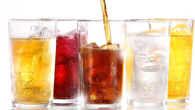 6 مشروبات يجب تجنبها بعد سن الـ 40 (إنفوجراف)