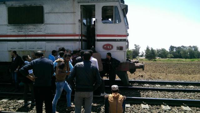 ننشر صورة شاب صدمه قطار خلال عبور شريط السكة الحديد بالعياط