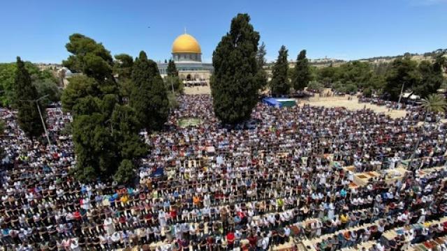 عشرات الآلاف يُصلون الجمعة بالأقصى رغم قيود الاحتلال الإسرائيلي