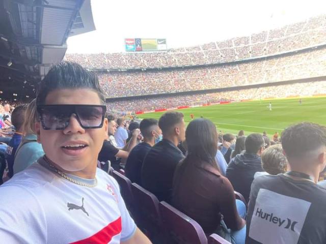 ”بقميص الزمالك”.. عمر كمال يحضر مباراة برشلونة وريال مدريد (صور)