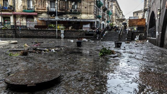 إعصار يضرب جزيرة صقلية والفيضانات تجتاح كاتانيا