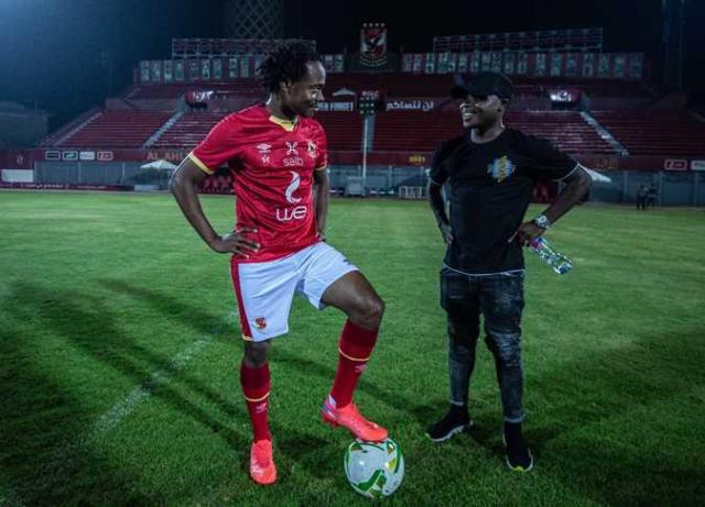 بيرسي تاو وشريف يقودان هجوم الأهلي أمام الإسماعيلي في الدوري
