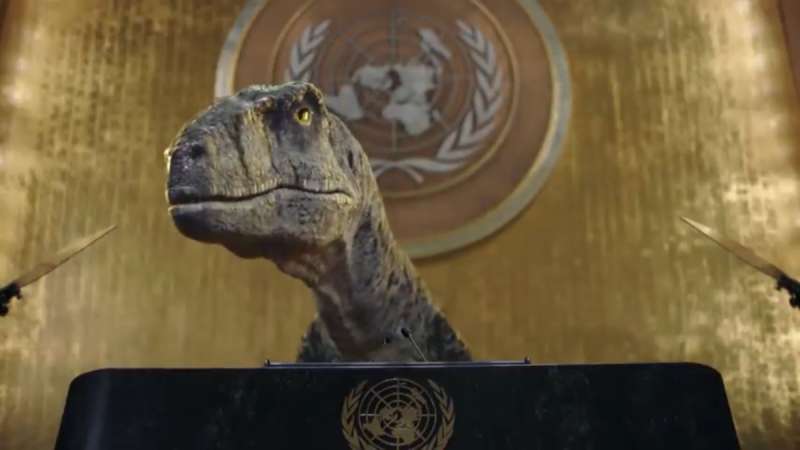 مشهد صادم.. ديناصور يقتحم قاعة الجمعية العامة للأمم المتحدة (فيديو)
