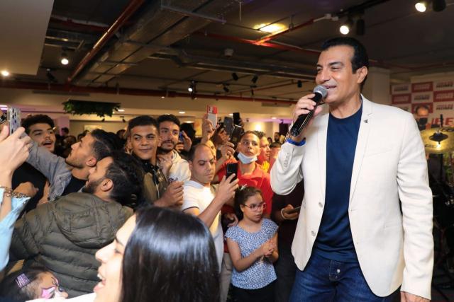 إيهاب توفيق يشعل حفل التجمع الخامس بحضور نجوم الفن والرياضة