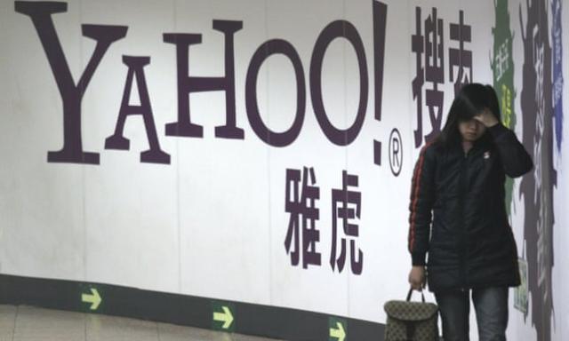 أحد المشاة يسير بجوار لوحة إعلانات في مترو أنفاق بكين في مارس 2006