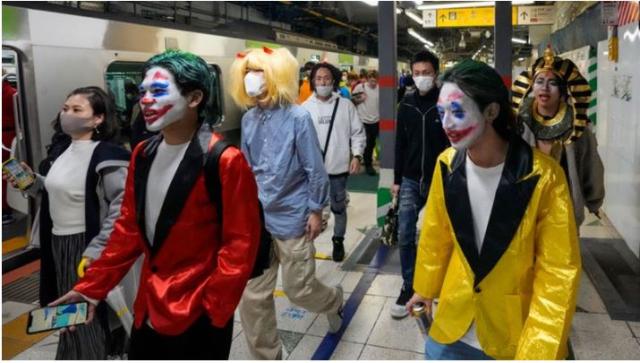 سكان طوكيو يحتفلون بالهالوين - ارشيفية