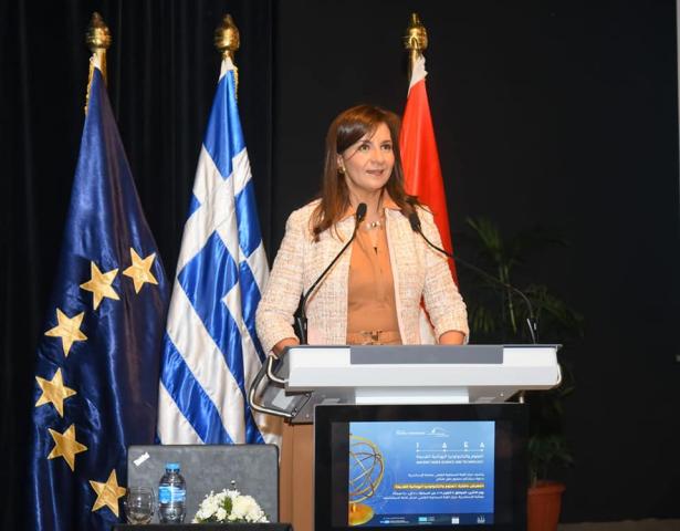 وزيرة الهجرة