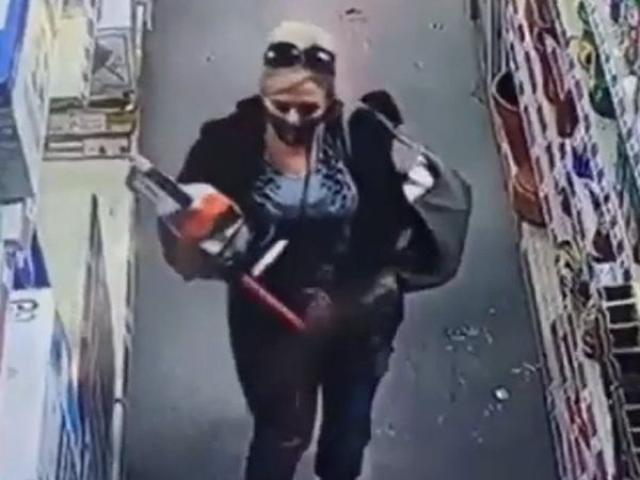 شاهد.. امرأة تخفي منشار بعد سرقته عبر السروال (فيديو)