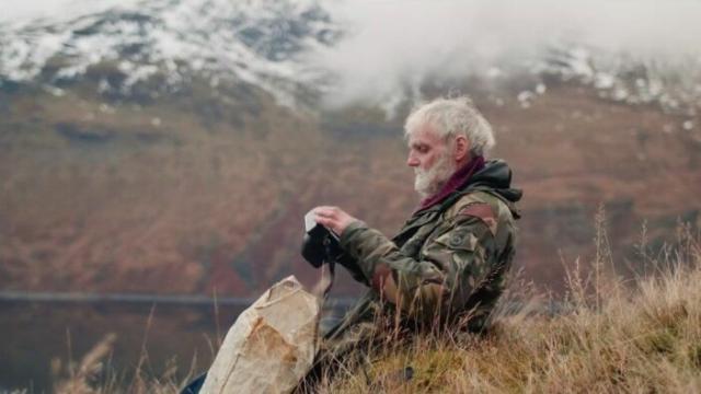 حكاية رجل يعيش في حجرة خشبية بدون ماء أو كهرباء لمدة 40 عامًا