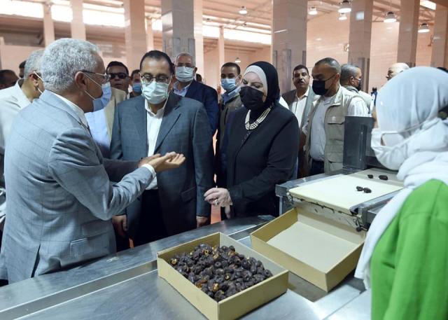 مدبولى خلال زيارتة لمجمع التمور بالوادى الجديد