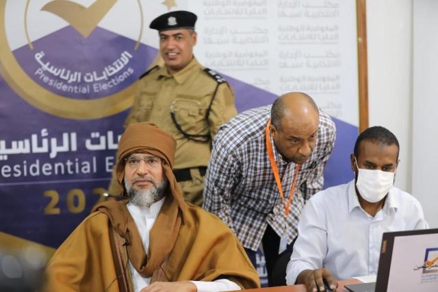 سيف الإسلام القذافي يوقع أوراق الترشح للانتخابات الرئاسية