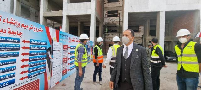 عبيد صالح رئيس جامعة دمنهور يتابع الإنشاءات الجديدة