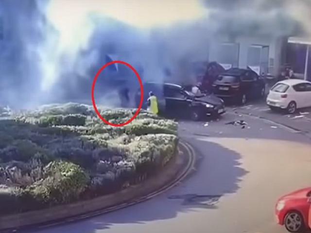 انفجار قنبلة في تاكسي وسائقها ينجو بأعجوبة  (فيديو)