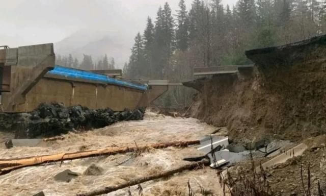 فيضانات تضرب مقاطعة كولومبيا في كندا