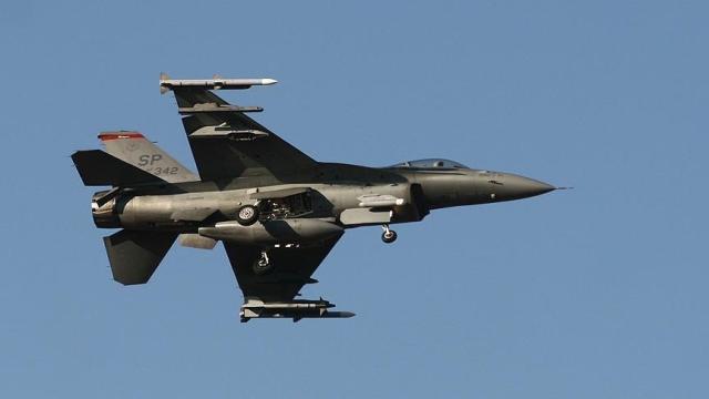 مقاتلة من طراز F-16