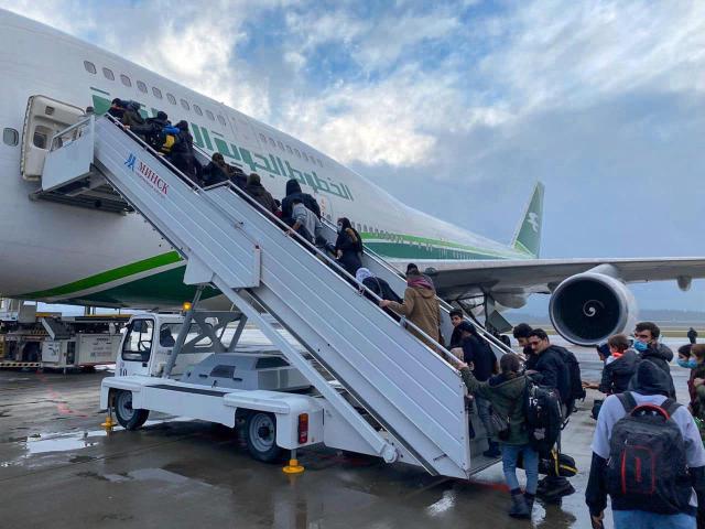 المهاجرين العراقيين في مطار بغداد عائدين من بيلاروسيا