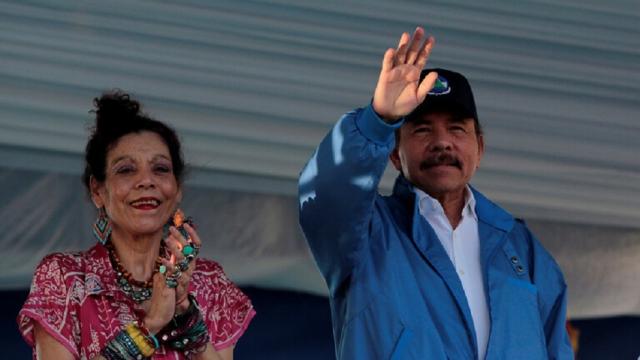 رئيس نيكاراغوا دانيال أورتيغا وزوجته 