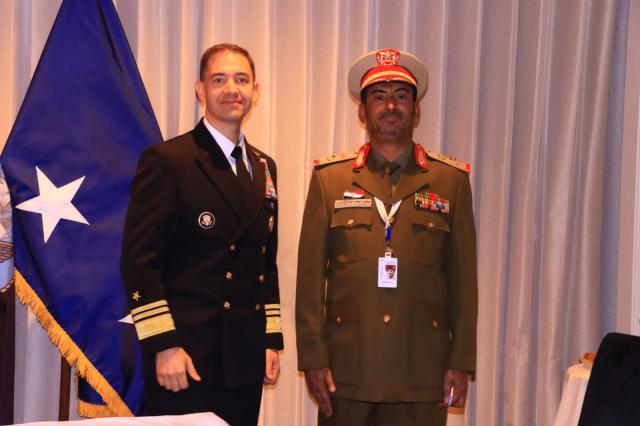 رئيس هيئة الأركان العامة اليمنية وقائد قوات البحرية الأمريكية