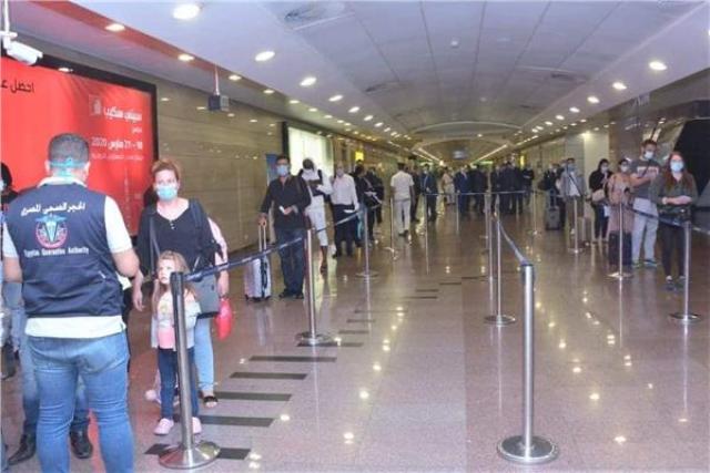 الاحترازات الوقائية بمطار القاهرة 