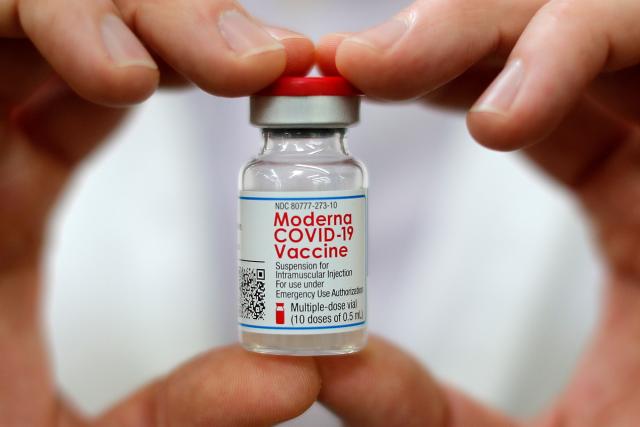 تصريح صادم من رئيس موديرنا بشأن فعالية اللقاحات الحالية ضد متحور «أوميكرون»