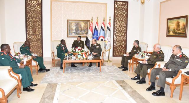 وزير الدفاع يلتقي بقادة الوفود العسكرية 