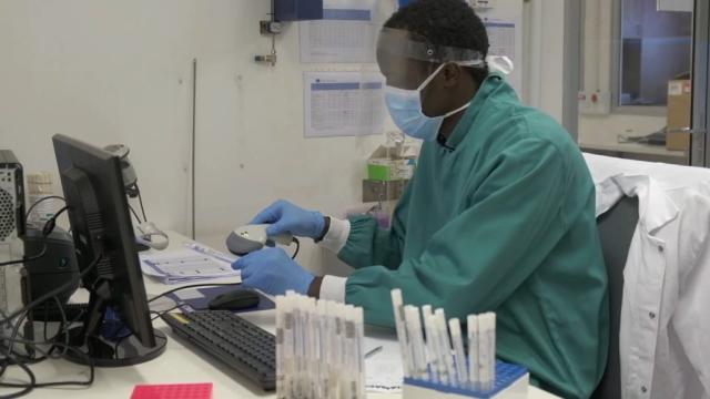 كيف اكتشف علماء جنوب إفريقيا متغير «أوميكرون» من فيروس كورونا؟