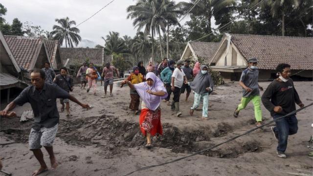 ثوران بركان «سيريمو» في إندونيسيا.. والسكان يصيحون «الله أكبر»  فيديو