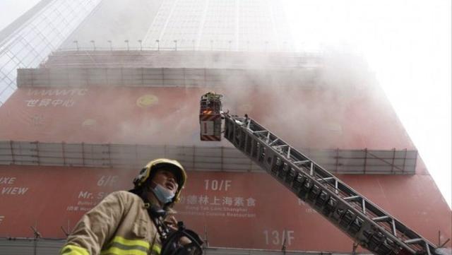 حريق هائل يتسبب في حصار أكثر من 300 شخص في مبنى بهونج كونج.. فيديو