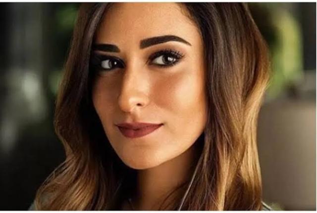 بعد شيرين عبدالوهاب.. أمينة خليل تقص شعرها بنفسها.. فيديو