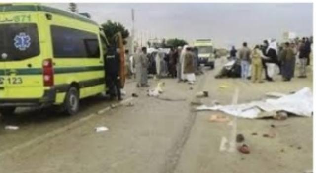 إصابة 7 عمال في انقلاب سيارة ربع نقل على الطريق الصحراوي الغربي
