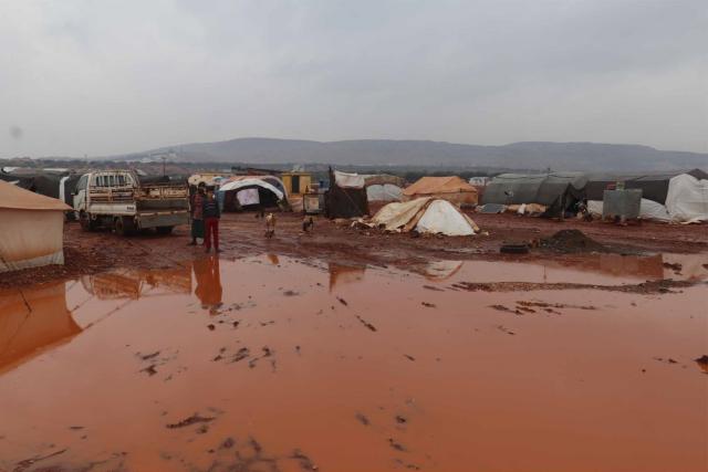 تضرر 5000 خيمة للاجئين في شمال سوريا بسبب عاصفة مطرية