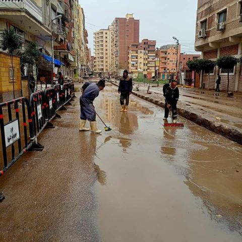 أبطال الشوارع يؤدون عملهم رغم البرد القارص بكفر الشيخ
