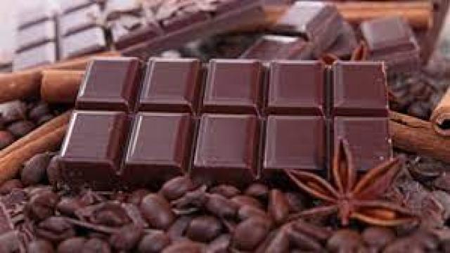 دراسة تكشف عن صلة بين الشوكولاتة والصداع النصفي