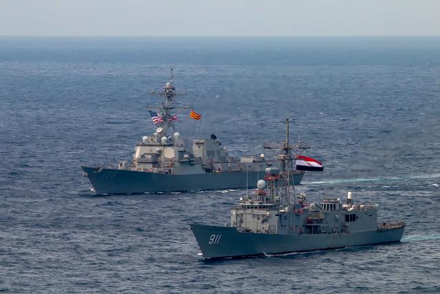 القوات البحرية المصرية والأمريكية تنفذان تدريبًا بحريًا عابرًا فى البحر الأحمر بنطاق الأسطول الجنوبى