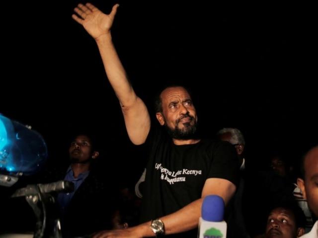 الأمين العام لحزب مؤتمر الأورومو بيكيلي جيربا يحيي أنصاره بعد خروجه من السجن