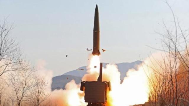 كوريا الشمالية تطلق صاروخا من قطار