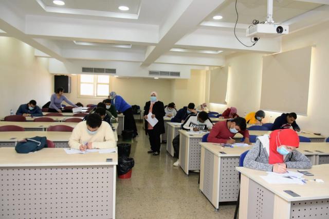 جامعة القاهرة تواصل امتحانات الترم الأول وسط إجراءات احترازية صارمة.. صور