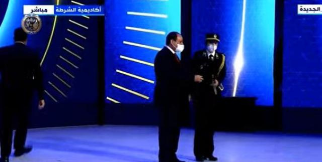 السيسي يكرم عددًا من ضباط الشرطة في احتفال وزارة الداخلية بعيدهم الـ70