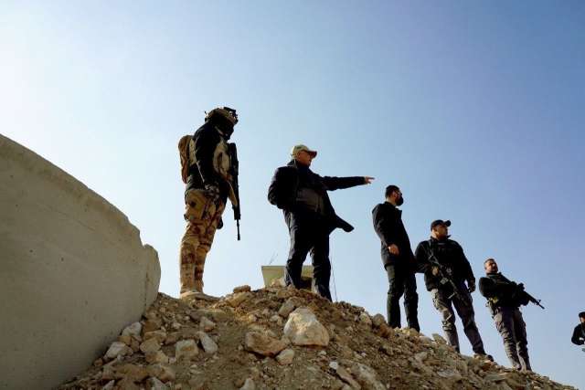 الكاظمي يوجه رسالة إلى داعش من الحدود مع سوريا