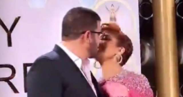 شاهد.. قُبلة أصالة لزوجها تشعل حفل Joy Awards بالسعودية - (فيديو)