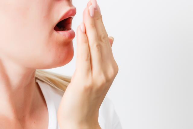 طرق طبيعية تخلّصك من رائحة الفم الكريهة