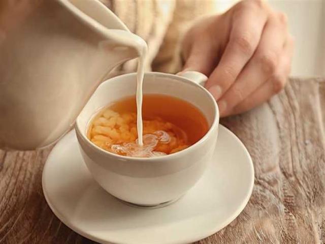 الانتفاخ والأرق.. هذا ما يحدث لجسمك عند تناولك الشاي باللبن يوميًا