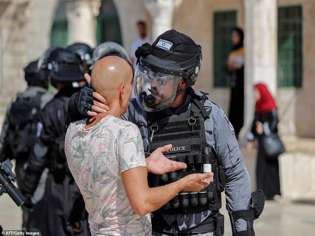 جندي إسرائيل يلقي القبض على فلسطيني 