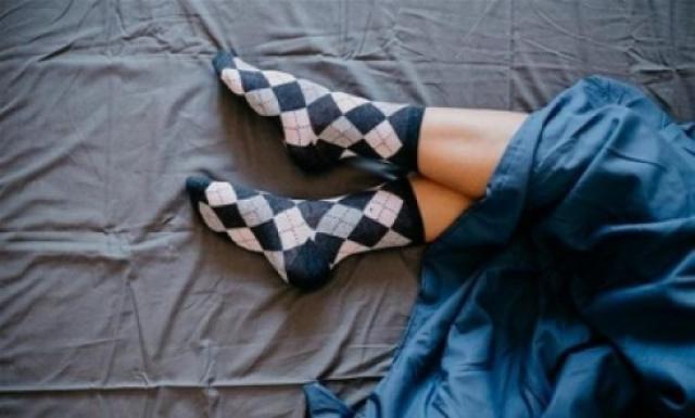 فوائد وأضرار ارتداء الجوارب أثناء النوم