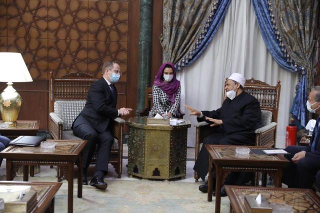 شيخ الأزهر يلتقي السفير البريطاني بالقاهرة